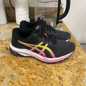 ASICS Gt 1000 size 6